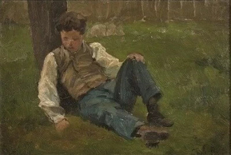 Giovane ragazzo ai piedi di un albero